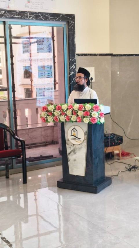 Speaker addressing the Rahmat Maktab programme
